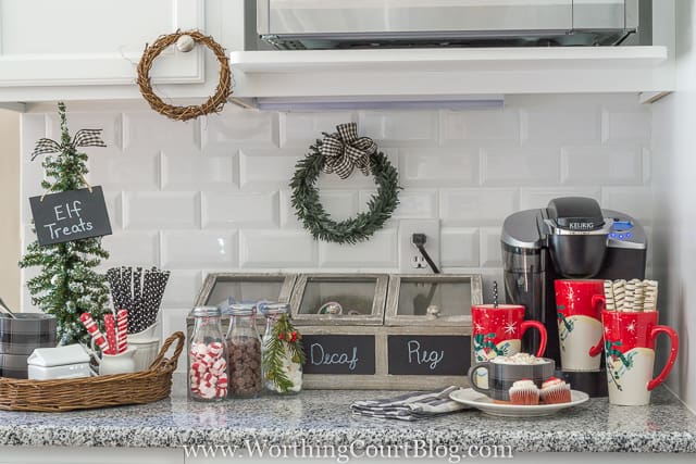 Modern Christmas Decorating Ideas [for the Kitchen and Dining Room!]  Home decor  kitchen, Kitchen counter decor, Black kitchen countertops