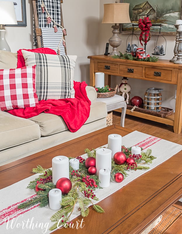 How To Decorate A Coffee Table For Christmas : Christmas Coffee Table Vignette - 2 Bees in a Pod ... : Using just 5 decorating accessories you can decorate a coffee table like a pro!