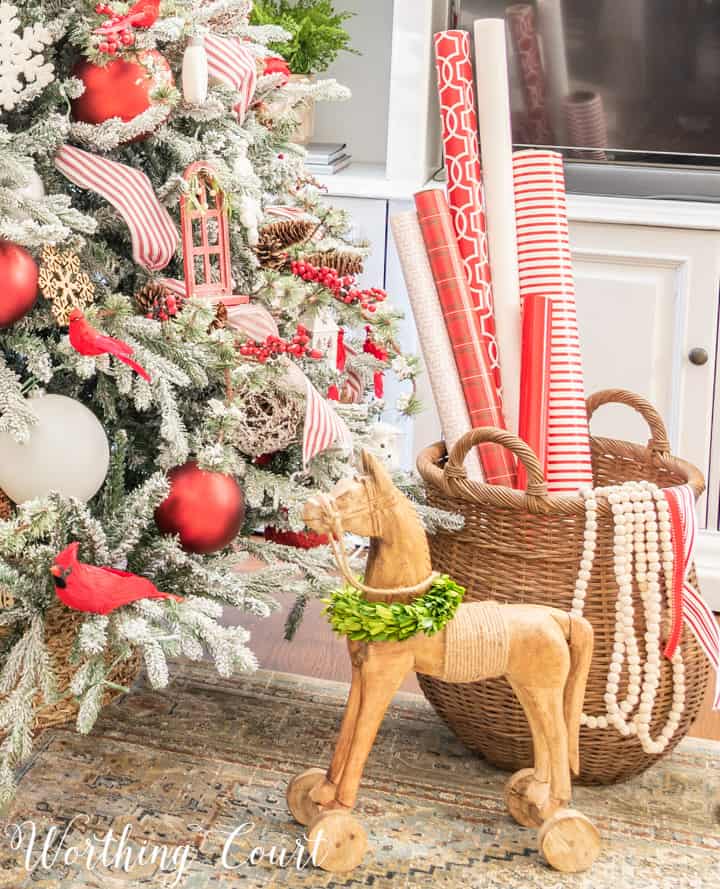 https://www.worthingcourtblog.com/wp-content/uploads/2020/11/Christmas-tree-decorations.jpg