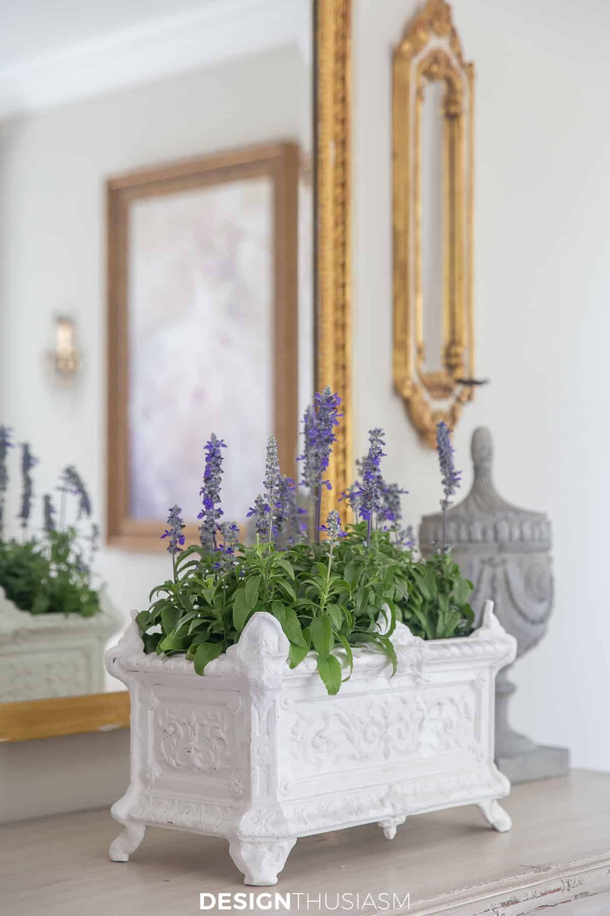 Flores moradas en un recipiente de cerámica rectangular blanco